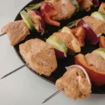 Espetinhos coloridos de frango