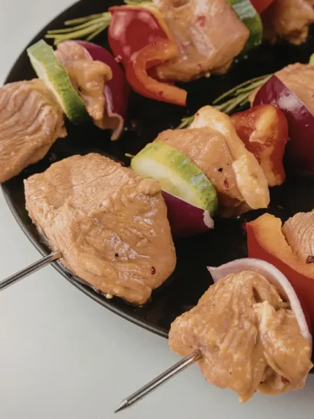 Espetinhos coloridos de frango