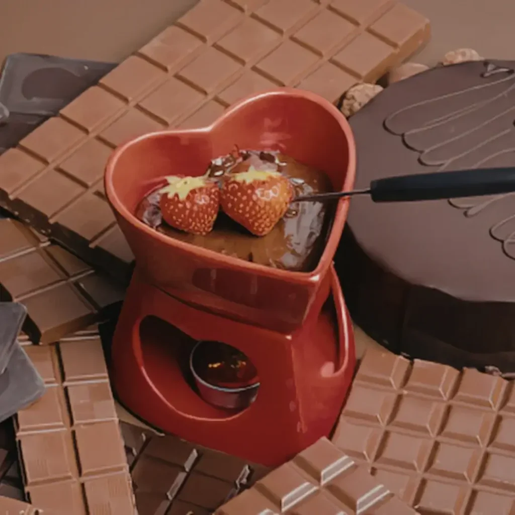 Fondue de chocolate com morangos, uma opção clássica e sedutora para encerrar o jantar