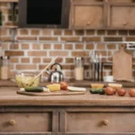 Bancada de cozinha com diversos vegetais coloridos e potes de vidro organizados para o preparo de refeições.