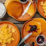 Variedade de alimentos naturais dispostos de forma organizada para uma manhã saudável.