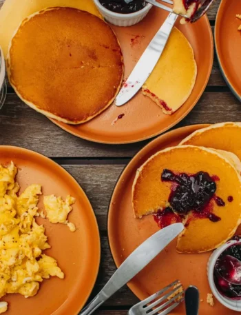 Variedade de alimentos naturais dispostos de forma organizada para uma manhã saudável.